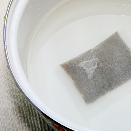 お湯または水の中にパックを入れます。